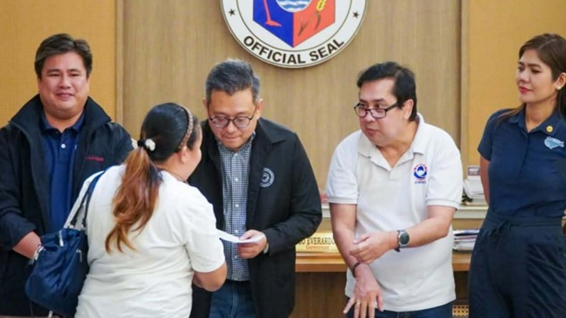 OWWA Releases Livelihood Aid To 17 Antique OFWs